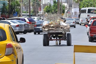 El Ayuntamiento de Torreón buscará evitar que los conductores de tracción animal ya no depositen la basura en lugares incorrectos. (FERNANDO COMPEÁN)