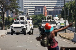 Resultaron heridas en las protestas desatadas este martes en Caracas tras el intento de levantamiento militar liderado por el jefe del Parlamento, Juan Guaidó. (EFE)