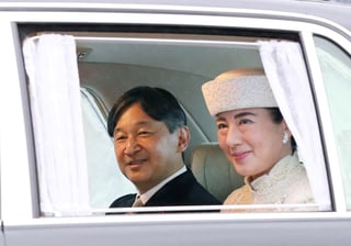Naruhito, heredero al trono japonés, y su esposa, la princesa Masako, a su llegada al Palacio Imperial en Tokio el día de ayer.