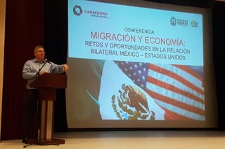 Andrew Selee, presidente del Instituto de la Políticas Migratorias en los Estados Unidos da ponencia de migración.