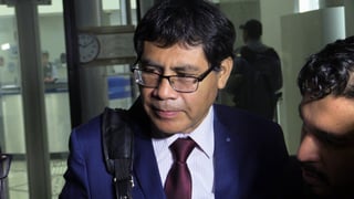 El fiscal peruano Germán Juárez ofrece declaraciones a la prensa sobre el tercer y penúltimo día de interrogatorio al exsuperintendente de la constructora brasileña Odebrecht.