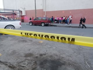 Muere hombre dentro de camioneta en el Centro, esperaba a que su esposa regresara de las compras.