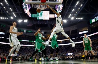 Giannis Antetokounmpo clava el balón, durante el juego de ayer en el que los Bucks derrotaron 123-102 a los Celtics de Boston.
