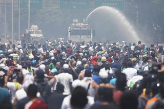 Choque. Simpatizantes del presidente de la Asamblea Nacional, Juan Guaidó, se enfrentan a Fuerzas Armadas Bolivarianas en la manifestación en apoyo al levantamiento contra el Gobierno de Nicolás Maduro ayer, en Caracas, Venezuela. (EFE)