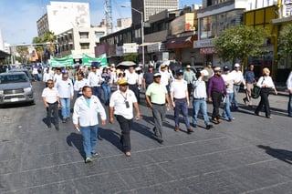 Cerca de 350 personas participaron en la marcha que realizó el sindicato de Telefonistas. (EL SIGLO DE TORREÓN)