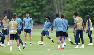 Jugadores del Chelsea durante el entrenamiento de ayer; el equipo inglés se medirá al Eintracht Frankfurt. (AP)