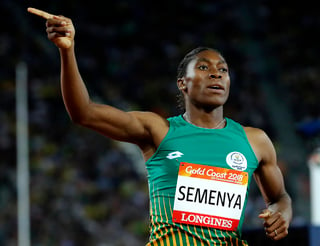 Caster Semenya, dos veces medallista de oro olímpica, tendrá que medicarse para reducir los niveles de testosterona en su cuerpo. (ARCHIVO)