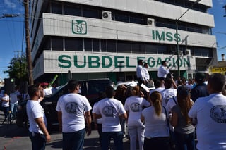 Integrantes del SNTSS se manifestaron afuera de la subdelegación del IMSS en Gómez Palacio. (EL SIGLO DE TORREÓN) 
