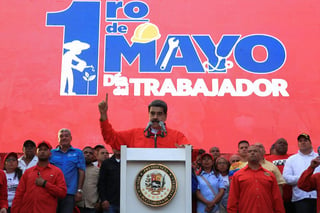 Maduro se presentó ante sus seguidores este Día del Trabajo en el Palacio de Miraflores. (AGENCIAS)