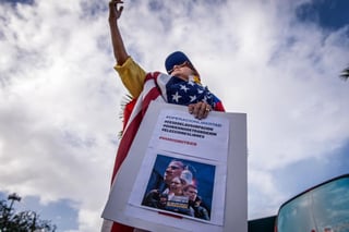 Miembros de la oposición al Gobierno de Nicolás Maduro se manifestaron por la conmemoración del Día del Trabajo, acompañados por Guaidó, tras un fallido intento por un levantamiento militar. (EFE)