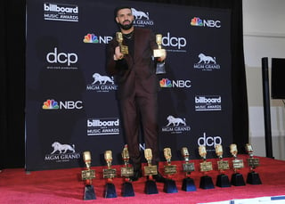En esta gala, que tuvo lugar hoy en el MGM Garden Arena de Las Vegas (EUA), Drake se llevó, entre otros, los premios al mejor artista, mejor artista masculino, mejor rapero y mejor álbum por 'Scorpio'. (AP)
