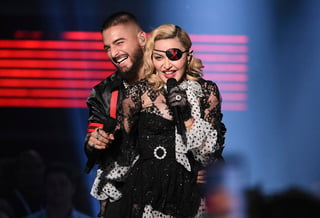 Quien aprovechó el momento para darle unas nalgadas a Madonna fue el colombiano Maluma. (AP)