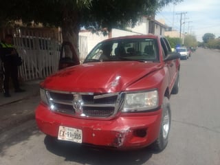 Fue impactado por una camioneta Dodge, línea Dakota, color rojo, con placas del estado de Coahuila. (EL SIGLO DE TORREÓN)