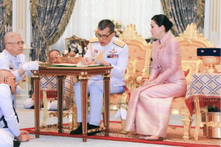 Poco se sabe de la nueva reina, a pesar de que había sido vista acompañando a Vajiralongkorn en actos oficiales desde 2014 como miembro de un cuerpo especial de seguridad real. (EFE)