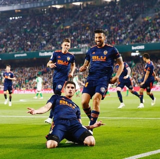 Ezequiel Garay, defensa del Valencia, se mostró confiado en poder luchar por pasar a la final de la Liga Europa. (ESPECIAL)