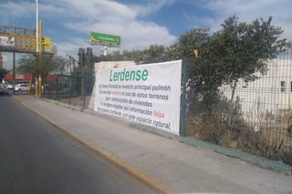 El Ayuntamiento de Lerdo colocó una lona para desmentir rumores respecto al Vivero Forestal. (EL SIGLO DE TORREÓN)