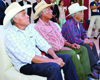 Legado. Fidel Elizalde, Antonio Valles y Guadalupe Salazar defienden la tradición con su canto. (ARCHIVO)