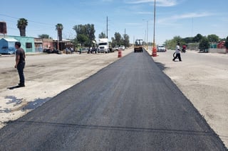 Siguen adelante los trabajos de reconstrucción en el bulevar Benito Juárez en los ejidos La Rosita y Urquizo de San Pedro. (EL SIGLO DE TORREÓN/CLAUDIA LANDEROS)