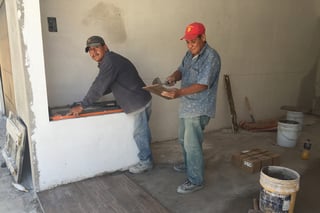 Don Antonio y Gerardo, celebrarán el Día de la Santa Cruz, con trabajo y al final con una carne asada y unas cervezas frías. (EL SIGLO DE TORREÓN)