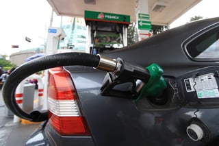El estímulo fiscal a la gasolina menor a 92 octanos (Magna) será de 41.60 por ciento o 2.00 pesos por litro. (ARCHIVO)