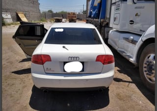 Se aseguró un vehículo de lujo marca Audi, modelo 2006, color blanco, con placas A-77-ANN del Estado de México. (ESPECIAL)