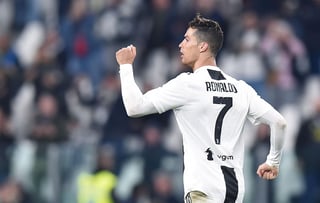 Cristiano Ronaldo celebra tras anotar al minuto 83 un golazo de cabeza, con lo que la Juventus igualó a un tanto con Torino. (EFE)