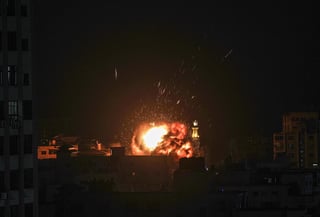 Una bebé de poco más de un año y su madre embarazada murieron hoy en Gaza por los bombardeos de represalia israelíes, en respuesta al lanzamiento de más de doscientos cohetes desde la franja contra Israel desde primera hora de la mañana, informó el Ministerio de Sanidad palestino. (EFE)