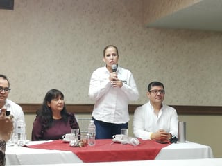 La expriista estuvo acompañada por Hortensia Sánchez, de la Comisión Nacional de Elecciones; el candidato a síndico, Omar Castañeda González y Juan Ávalos Méndez, quien se sumó a la propuesta de la candidata. (EL SIGLO DE TORREÓN)