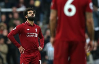 Mohamed Salah, jugador egipcio del Liverpool, abandonó el partido ante el Newcastle en camilla después de sufrir un golpe en la cabeza con el portero eslovaco Martin Dubravka, a los 68 minutos del duelo. (EFE)