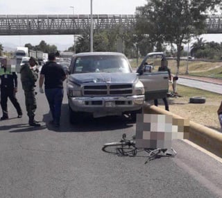 El accidente sucedió minutos antes de las 16:00 horas, sobre el bulevar Ejército Mexicano (Periférico), a la altura de la calle Mina, en Gómez Palacio. (EL SIGLO DE TORREÓN)
