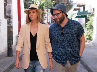 Son pareja en el cine. Charlize Theron, a la izquierda, y Seth Rogen posan en Nueva York durante la promoción de su película Ni en sueños. (AP)