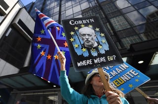 Un manifestante anti 'brexit' participa en una protesta en el exterior del Comité Ejecutivo del Partido Laborista.