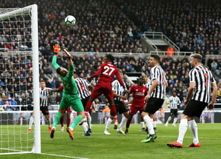 Divock Origi remata de cabeza para marcar el agónico gol de la victoria del Liverpool. (EFE)