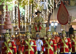 El rey, de 66 años de edad, vestía prendas pesadas, bordadas en oro y un sombrero de ala ancha y suave. (EFE)