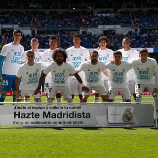  Los jugadores del Real Madrid mostraron su apoyo a Iker Casillas al saltar al césped en el encuentro ante el Villarreal con una camiseta con el lema 'Iker, todos contigo'. (ESPECIAL)
