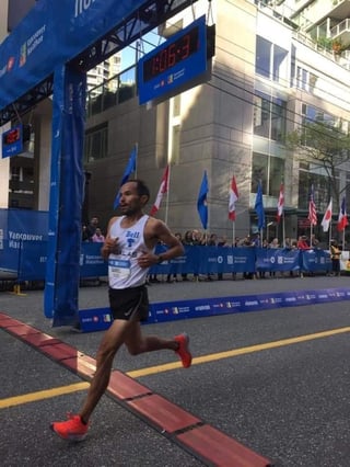 El atleta lagunero se ubicó en la cuarta posición en el BNO Vancouver Half Marathon, celebrado en el Suroeste de Canadá. (ARCHIVO)
