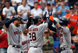 Jugadores de los Astros celebran un grand slam que conectó Alex Bregman (d) en el quinto inning. (AP)