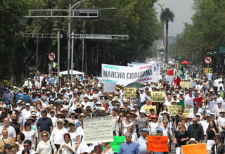 En la Ciudad de México, alrededor de 15 mil personas salieron a las calles a manifestarse en contra de las políticas adoptadas por el presidente Andrés Manuel López Obrador en lo que va de su gobierno. (EFE)