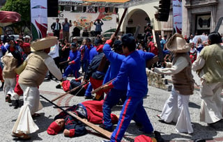 Actores de la Fundación Puebla USA recrean la batalla de Puebla del 5 de mayo de 1862 en Los Ángeles. (EFE)