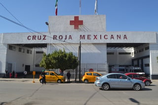 La mujer se trasladó por sus propios medios a las instalaciones de la Cruz Roja para su atención médica. (EL SIGLO DE TORREÓN)