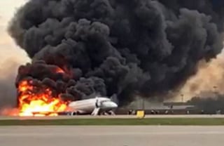 El Comité de Investigación ruso dispuso una fotografía tomada
 durante el incendio del avión en el que viajaban 78 personas. (EFE)