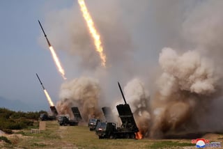 Lanzacohetes norcoreanos disparan hacia el mar del Este. (EFE)