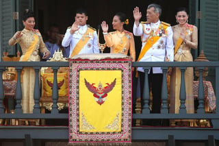 Miles de tailandeses, vestidos de amarillo, el color del rey, reaccionaron con vítores a la pareja real mientras agitaban sus banderas nacionales y amarillas desde una calle adyacente al palacio. (EFE)