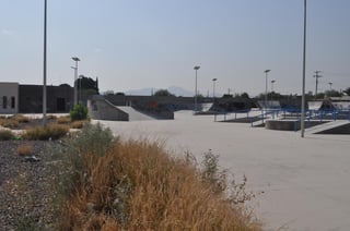 El skate park de Lerdo se encuentra en condiciones muy deterioradas, pese a ser un espacio muy necesario y solicitado por los jóvenes, señaló Nayeli Rosales Cruz, directora del Instituto Municipal de la Juventud. (FABIOLA P. CANEDO/EL SIGLO DE TORREÓN)