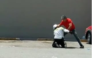 Por redes sociales circula un video donde se observa a un ciudadano agrediendo a un agente de la dirección de Tránsito y Vialidad de la ciudad de Torreón. (ESPECIAL)