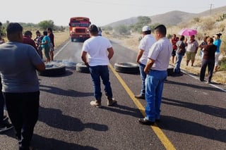 Protestan vecinos del ejido Pancho Villa, de Lerdo, por la falta de agua en la comunidad, se retiraron cuando llegó una pipa a surtir. (EL SIGLO DE TORREÓN)