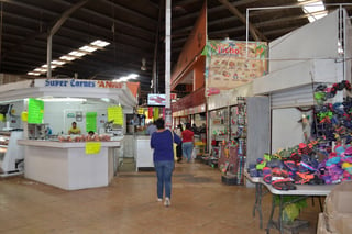 Locatarios del mercado Benito Juárez esperan contar con apoyo del municipio para mejoras en la infraestructura. (EL SIGLO DE TORREÓN/CLAUDIA LANDEROS) 