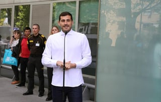 Tras sufrir un infarto el pasado miércoles, Iker Casillas fue dado alta y habló ayer con los medios de comunicación. (EFE)