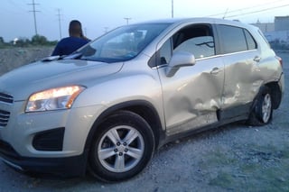 Personal de la Cruz Roja de Torreón acudió al lugar del accidente para atender a las personas lesionadas en el accidente. (EL SIGLO DE TORREÓN)