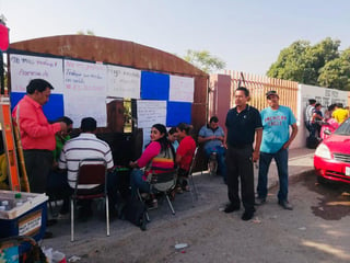 Cerca de 700 alumnos de la escuela primaria Felipe Ángeles de Gómez Palacio se ven afectados tras el cierre de su plantel que mantienen los padres de familia, para exigir el pago de los maestros que cubren interinatos. (EL SIGLO DE TORREÓN)